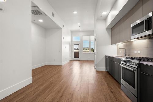 apt-208-1545 32nd St, Oakland, CA, 94608-4383 | Card Image