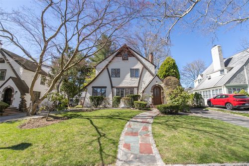 8 Stuart St, Great Neck, NY, 11023-1119 | Card Image