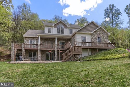 586 Blue Mountain Pkwy, Harrisburg, PA, 17112-9320 | Card Image