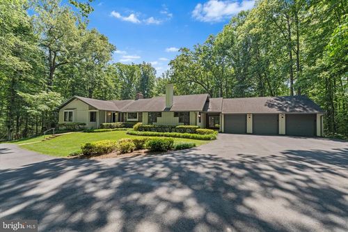 8000 Seven Hills Ct, Clifton, VA, 20124-2030 | Card Image