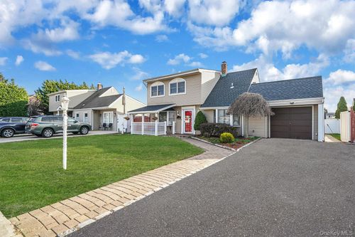 32 Needle Ln, Levittown, NY, 11756-4829 | Card Image
