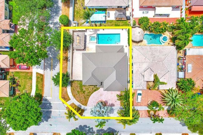 16732 Nw 89 Th Pl, House other with 4 bedrooms, 3 bathrooms and null parking in Miami Lakes FL | Image 6