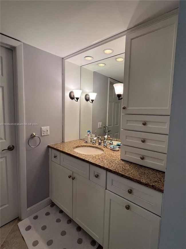 APT-1103 - 3100 N Highway A1a, Condo with 2 bedrooms, 2 bathrooms and null parking in Hutchinson Island FL | Image 13