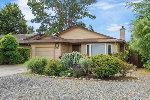 4252 Panorama Dr, Saanich, BC, V8X4X6 | Card Image