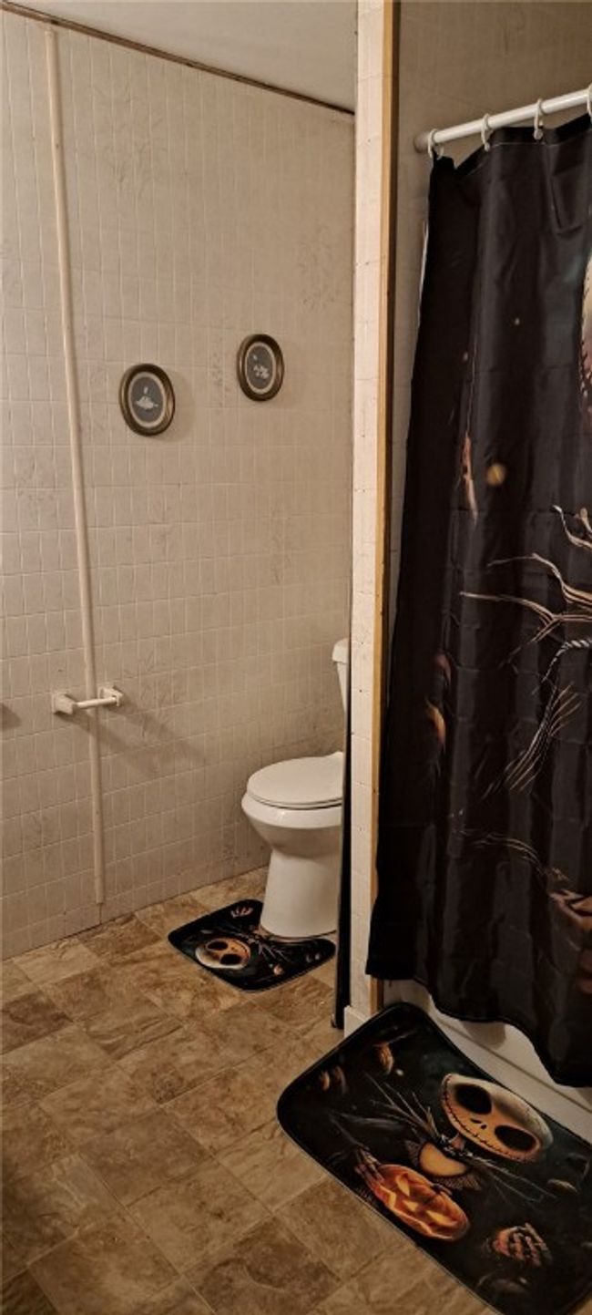 1017 Virginia St, House other with 4 bedrooms, 2 bathrooms and 3 parking in Jeannette PA | Image 11