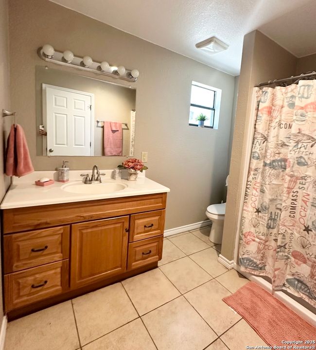 221 Chaparral St, House other with 2 bedrooms, 2 bathrooms and null parking in Uvalde TX | Image 10