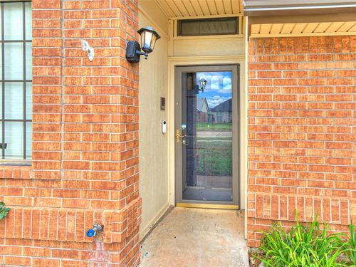 912 N Avery Dr, Moore, OK, 73160-4000 | Card Image