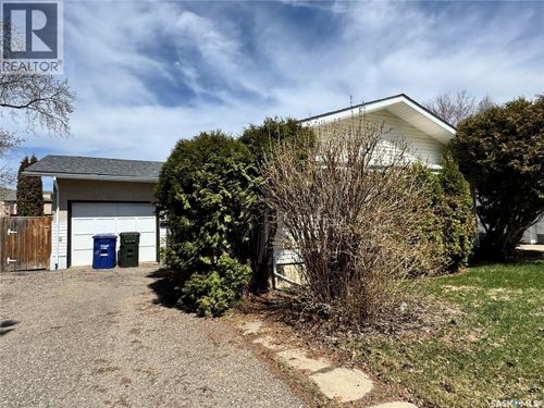 586 Laurier Dr, Prince Albert, SK, S6V5M3 | Card Image