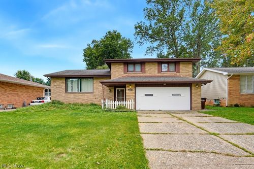 2207 Oaklawn Dr, Parma, OH, 44134-3038 | Card Image