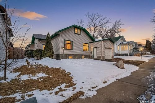 1032 Grafton Ave, Moose Jaw, SK, S6H3S3 | Card Image