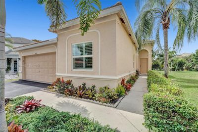 4235 Sabal Ridge Cir, House other with 3 bedrooms, 2 bathrooms and null parking in Weston FL | Image 3