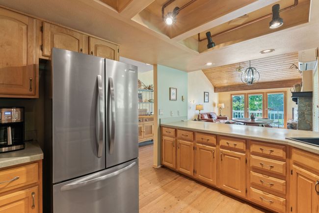 Tons of cabinet space | Image 13