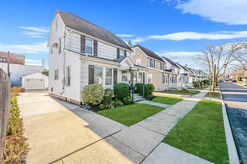 12 Hawthorne St, Williston Park, NY, 11596-1706 | Card Image