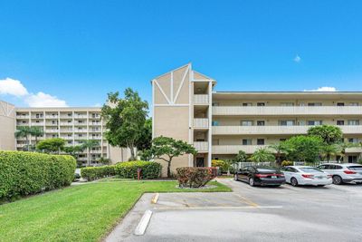 401 - 7286 Huntington Lane, Condo with 2 bedrooms, 2 bathrooms and null parking in Delray Beach FL | Image 2