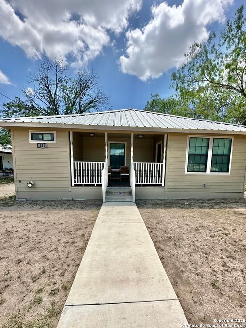 221 Chaparral St, Uvalde, TX, 78801-4513 | Card Image