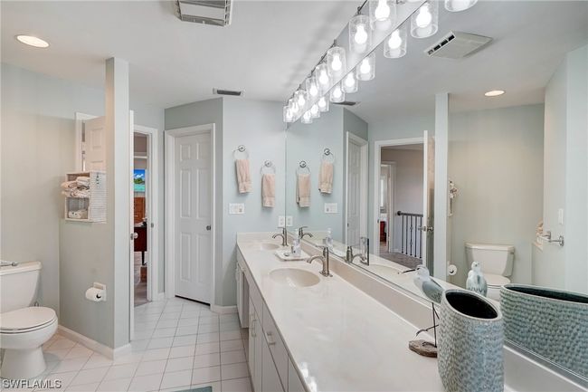Guest Bathroom/Separate Tub/Shower | Image 41