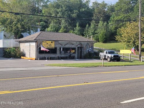 927 S Charles G Seivers Blvd, Clinton, TN, 37716-3847 | Card Image