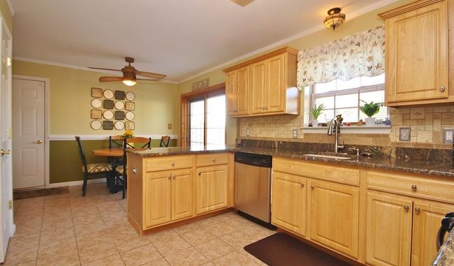 Kitchen with granite counter tops | Image 9