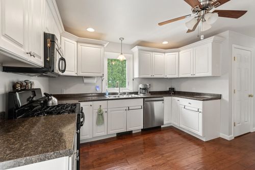 4 Dismukes St, Kittery, ME, 03904-1215 | Card Image