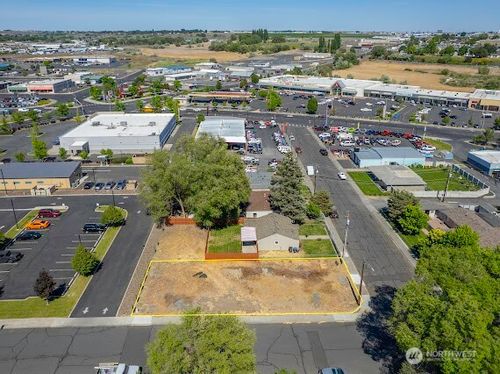 402 E Walnut Ave, Moses Lake, WA, 98837-1865 | Card Image