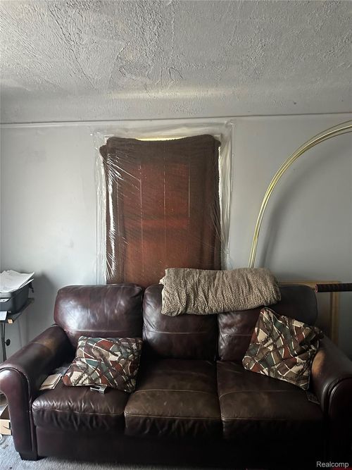 15886 E State Fair St, Detroit, MI, 48205-2011 | Card Image