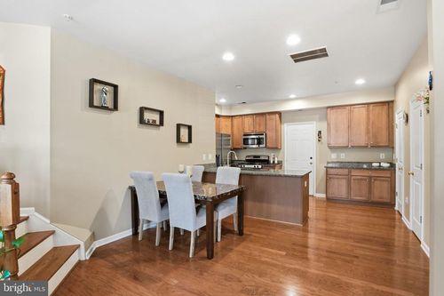 8013 Crescent Park Dr, GAINESVILLE, VA, 20155-1565 | Card Image