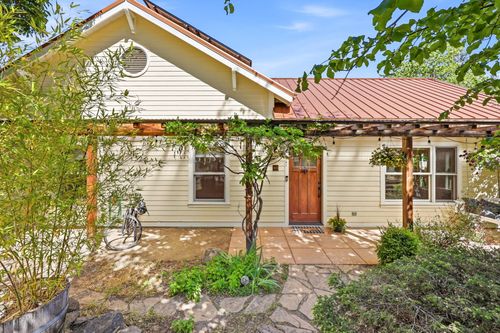 610 Beach St, Ashland, OR, 97520-3215 | Card Image