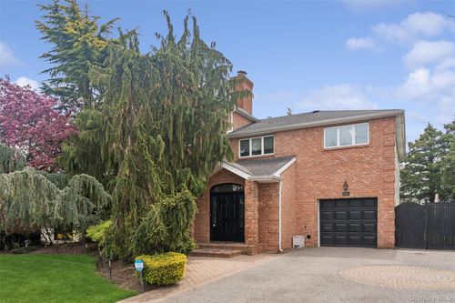 2064 Oliver Way, Merrick, NY, 11566-5424 | Card Image