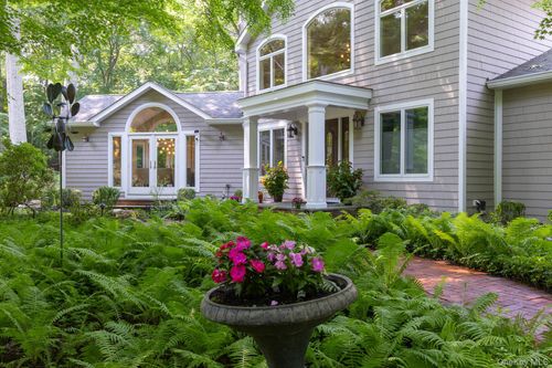 29 Farm Rd, Saint James, NY, 11780-1203 | Card Image