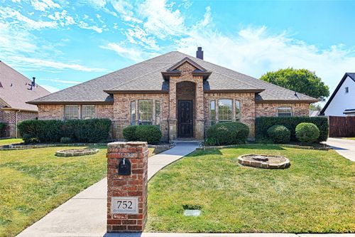 752 Trails End Cir, Hurst, TX, 76054-6019 | Card Image