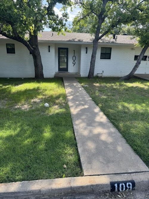 109 Glenwood Dr, Fredericksburg, TX, 78624-2909 | Card Image