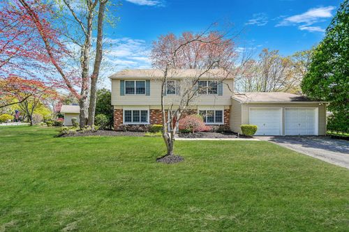 18 Botany Ln, Stony Brook, NY, 11790-2520 | Card Image