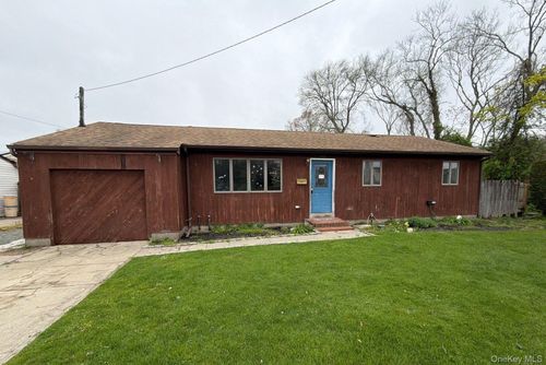 209 Moffitt Boulevard, Islip, NY, 11751 | Card Image