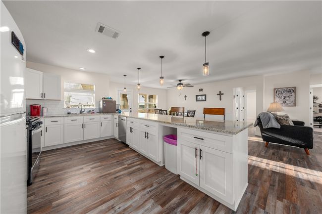 717 Oak Knoll Ln, Home with 3 bedrooms, 3 bathrooms and 1 parking in Elm Mott TX | Image 25