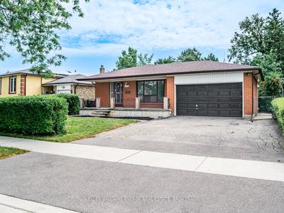 3868 Brandon Gate Dr, House other with 3 bedrooms, 2 bathrooms and 3 parking in Mississauga ON | Image 1