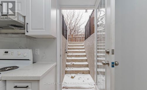 2-44 Leatherhead Crt, Brampton, ON, L6S5E8 | Card Image