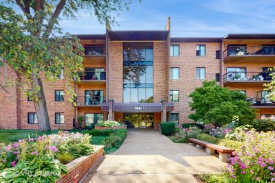 302 - 7510 Farmingdale Drive, Condo with 2 bedrooms, 2 bathrooms and 1 parking in Darien IL | Image 2