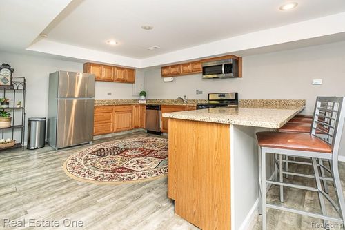 1375 Nokomis Way, Waterford, MI, 48328-4257 | Card Image