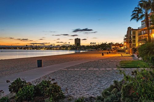 unit-p13-3991 Crown Point Dr, San Diego, CA, 92109-6108 | Card Image