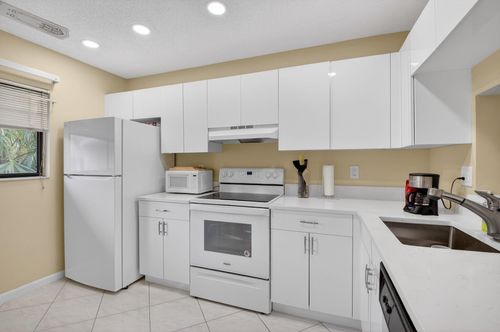 303-15235 Lakes Of Delray Blvd, Delray Beach, FL, 33484-4335 | Card Image