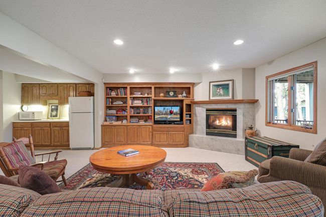 Huge family room for friend gatherings. | Image 32