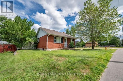 31 Glendale Ave, Deep River, ON, K0J1P0 | Card Image