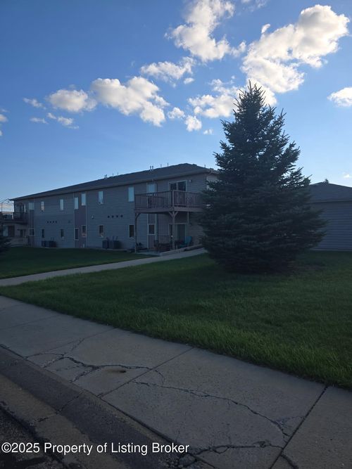 2155 10th Ave W, Dickinson, ND, 58601-2703 | Card Image