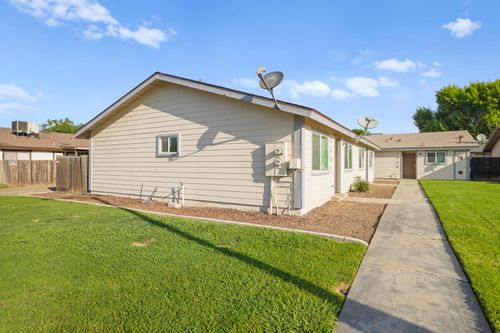 2532 W Chestnut Ct, Visalia, CA, 93277-7263 | Card Image