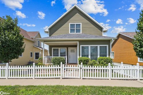 2 Garden Cottage Ln, Grinnell, IA, 50112-2302 | Card Image