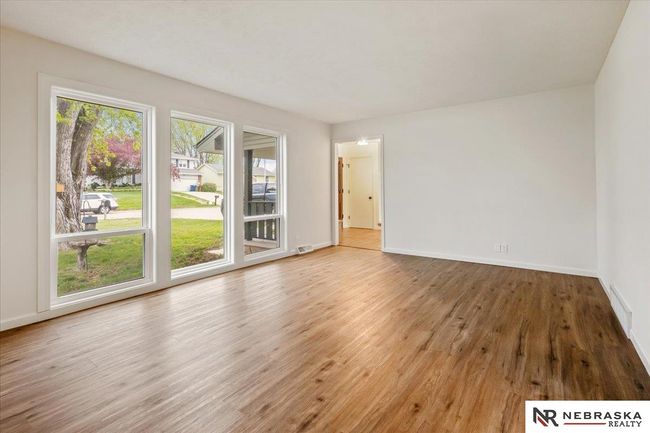 3102 Lynnwood Dr, House other with 4 bedrooms, 4 bathrooms and 2 parking in Bellevue NE | Image 5