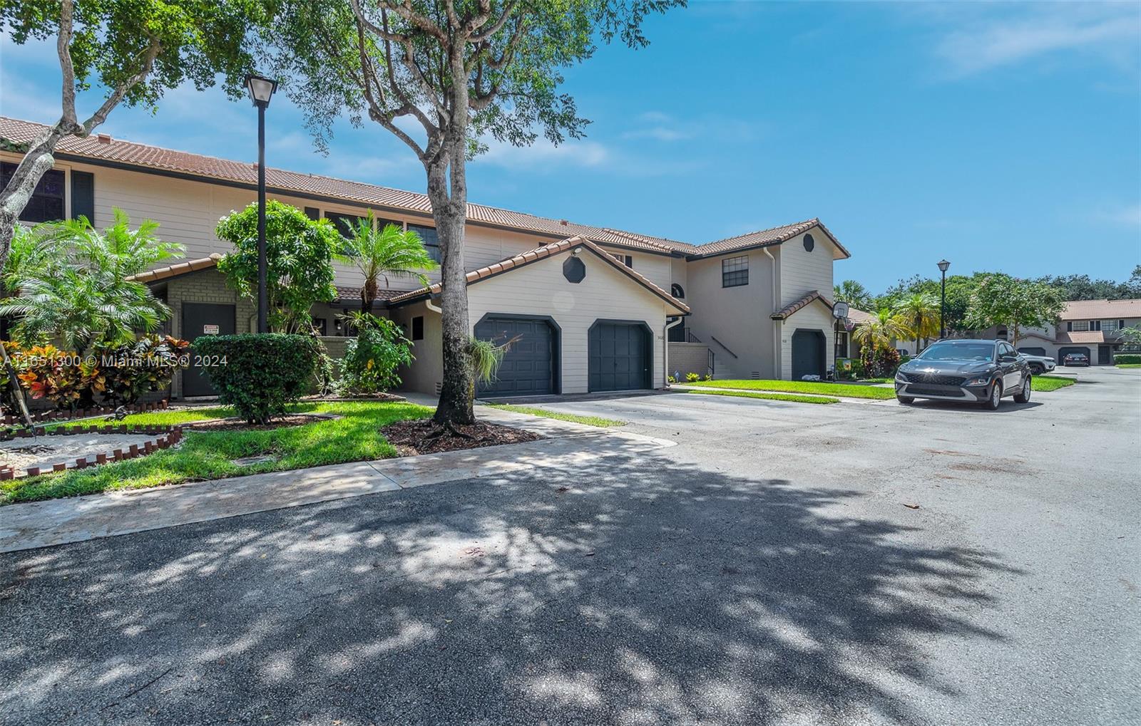 Vineyard Lake Dr, Plantation, FL 33324