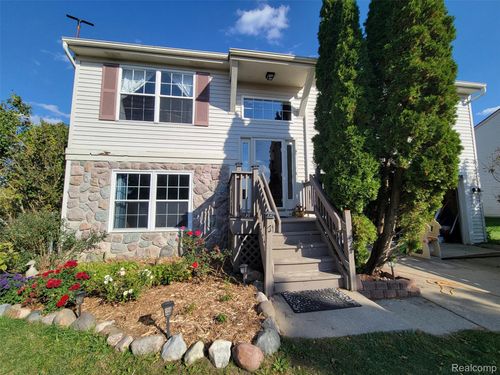 708 Ridgecrest Dr, Fenton, MI, 48430-4152 | Card Image