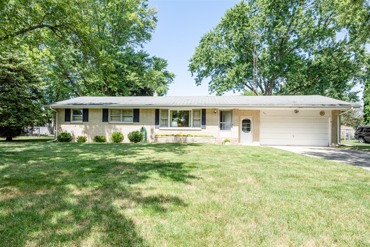 Sherwood Dr, Stevensville, MI 49127