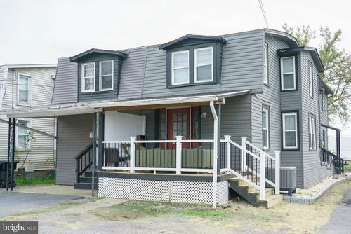 952 W Main St, NEW HOLLAND, PA, 17557-9330 | Card Image